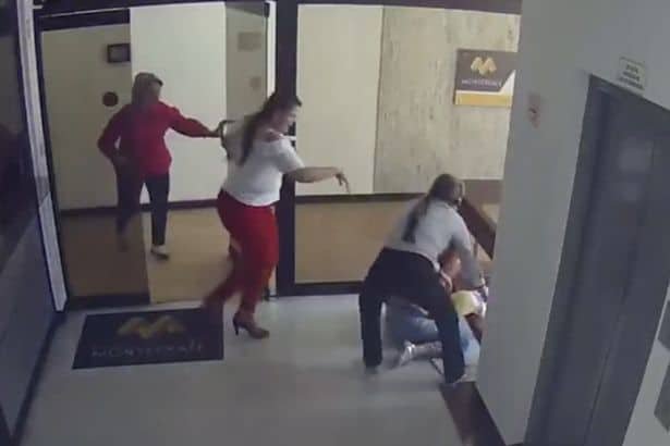 1749912796 277 Mae com reflexo incrivel salva bebe de cair do 4o Outras pessoas apareceram para ajudar a mãe a salvar o bebê