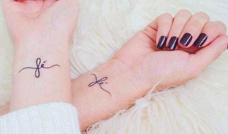 1750200545 828 21 ideias de tatuagens delicadas para fazer com a sua tatuagem de amizade