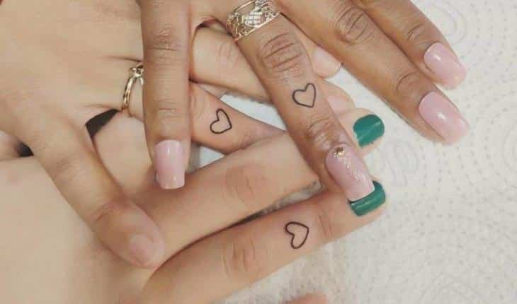 1750200555 431 21 ideias de tatuagens delicadas para fazer com a sua tatuagem de amizade