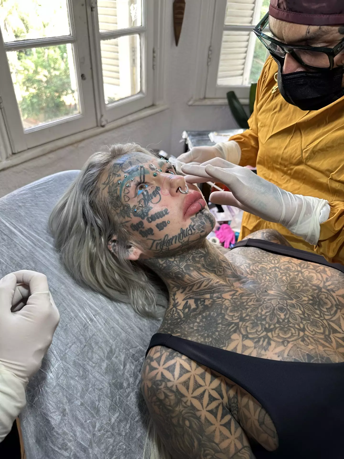 Mulher que ficou cega por causa de tinta no globo ocular recebe a tatuagem 'mais brutalmente torturante' feita novamente