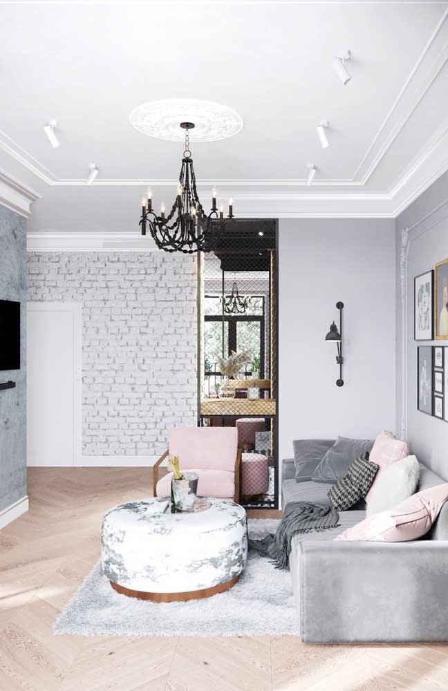 1750303760 348 Sala de TV pequena 60 ideias incriveis para voce se Coloque um lustre para iluminar a sala de TV pequena.