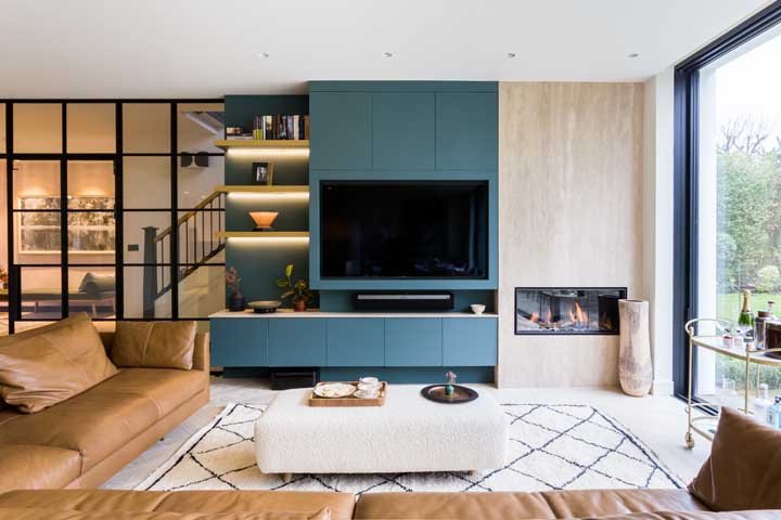 1750303819 205 Sala de TV pequena 60 ideias incriveis para voce se Não é porque a sala de TV é pequena que você pode não pode fazer uma decoração luxuosa.