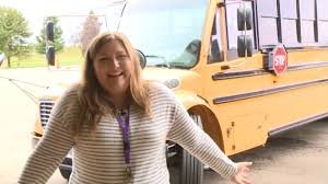 1750347612 572 Motorista de onibus escolar nao sabia que tinham tirado uma Bus driver didn't think photo holding kid's hand was a “big deal” – local police thought otherwise