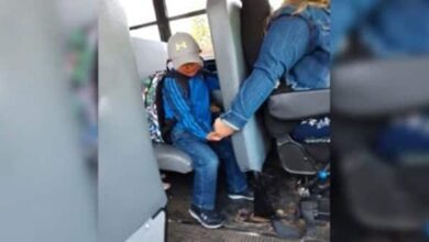 Motorista de ônibus escolar não sabia que tinham tirado uma foto dando à mão a um menino até esta viralizar