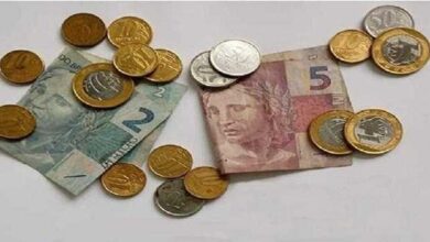 Você consegue descobrir a quantia exata de dinheiro que tem nessa imagem?