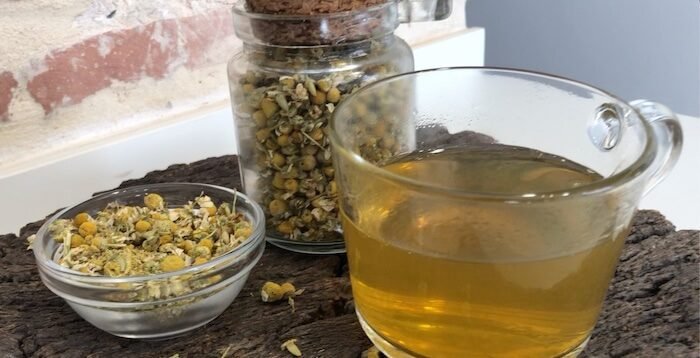 1750368673 194 4 melhores chas para dormir que ajudam voce a infusão de flores de camomila