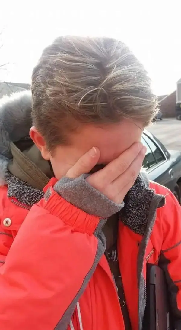 1750379590 979 Pai e madrasta cortam cabelo da filha como punicao por