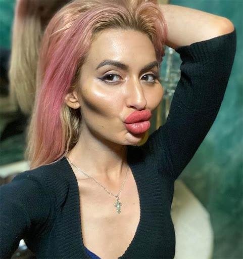 Mulher muda visual e deixa os internautas chocados q