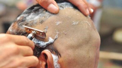 Adolescente zomba de colega com câncer e pai raspa seu cabelo como forma de punição