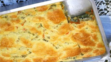 Torta de massa mole com recheio de sardinha e requeijão cremoso