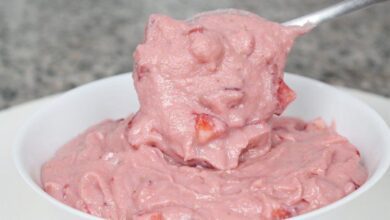 Recheio de mousse de morango com pedaços