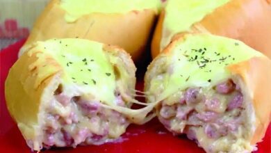 Pão recheado assado no forno feito com pão francês um lanche delicioso e prático