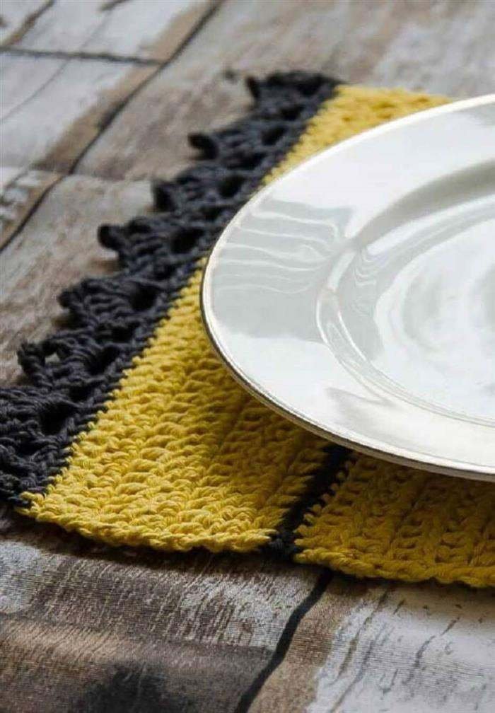 1750437555 201 como fazer jogo americano de croche jogo-americano-em-croche-preto-e-amarelo