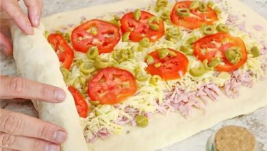 Pão caseiro enrolado recheado, com massa fofinha e recheio de presunto e muçarela