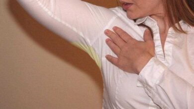 Como tirar mancha de desodorante da roupa