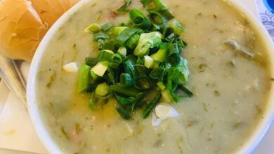 caldo de batatas com cebolinhas