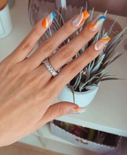 1750496170 184 9 ideais de unhas estilosas e incriveis design de unha abstrata protokali azul