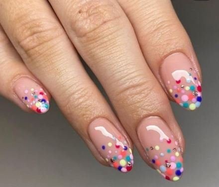 1750496171 548 9 ideais de unhas estilosas e incriveis manicure com plugues multicoloridos