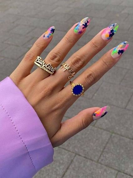 1750496172 921 9 ideais de unhas estilosas e incriveis design de unhas com respingos coloridos