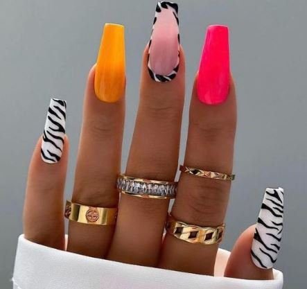 manicure com zebra feuxia laranja