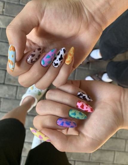 1750496175 58 9 ideais de unhas estilosas e incriveis garras arrogantes com um padrão de vaca