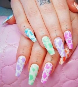 1750496176 640 9 ideais de unhas estilosas e incriveis unhas multicoloridas com design de vaca
