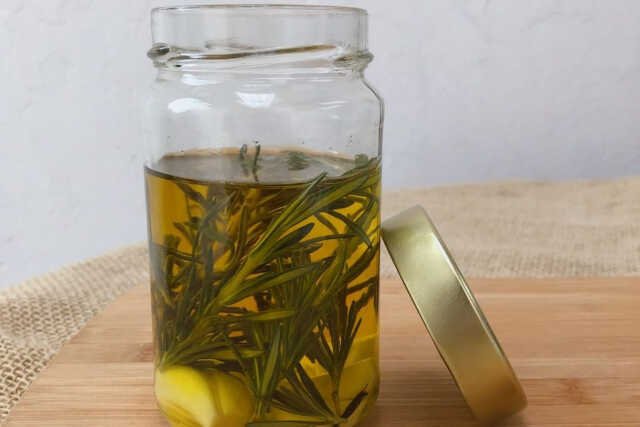 1750498939 134 como fazer azeite de alho temperando