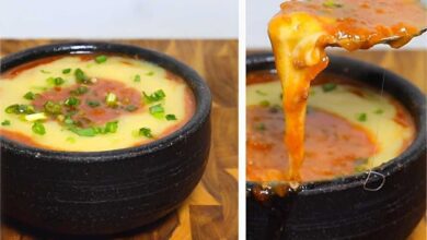 Angu à baiana feito com molho à bolonhesa e muçarela muito simples e delicioso