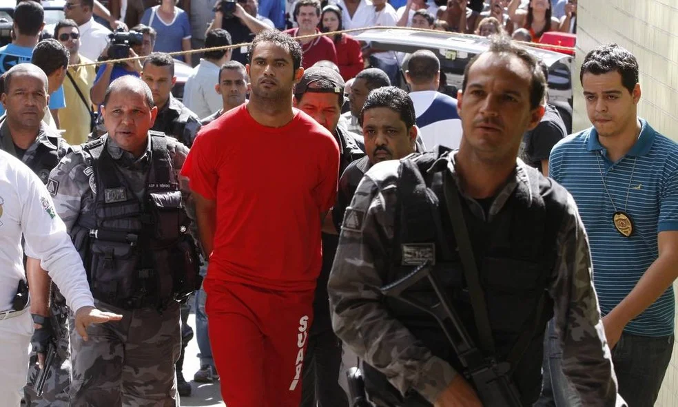 O goleiro Bruno na chegada a delegacia de Belo Horizonte em julho de 2010 — Foto: Domingos Peixoto/Agência O Globo