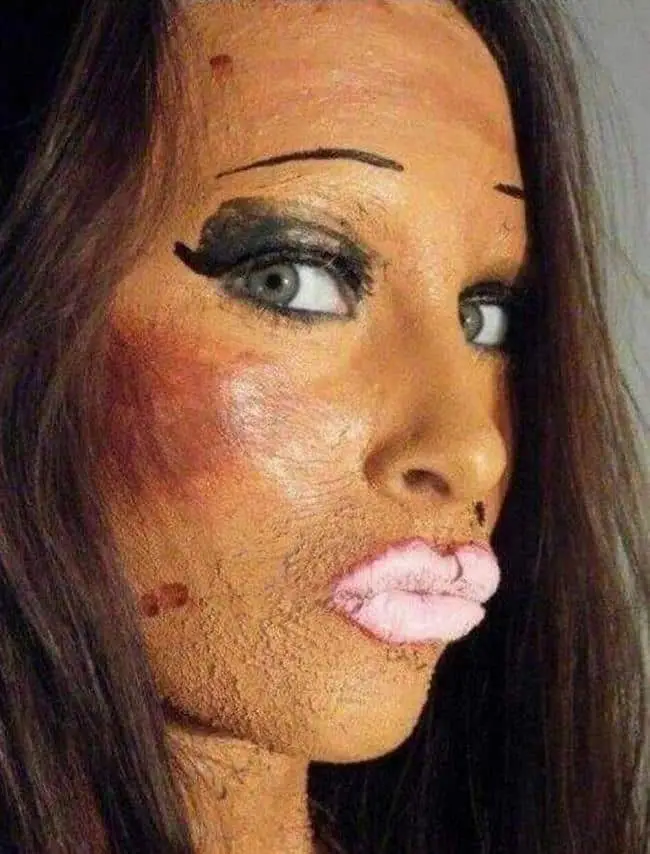 1750582268 448 32 mulheres que queriam ficar mais bonitas…mas deu muito errado 22 Mulheres que queriam ficar mais bonitas…mas deu MUITO errado