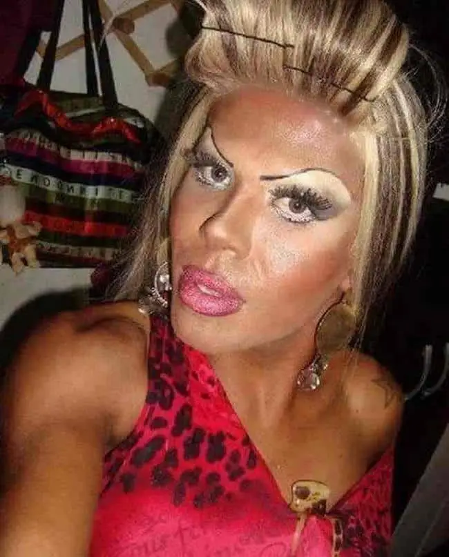 1750582268 991 32 mulheres que queriam ficar mais bonitas…mas deu muito errado 22 Mulheres que queriam ficar mais bonitas…mas deu MUITO errado