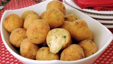 Bolinho de arroz assado recheado com queijo