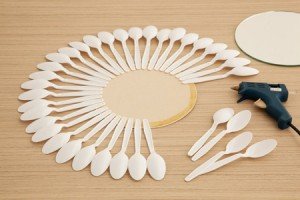 ideia para enfeitar parede de material reciclado