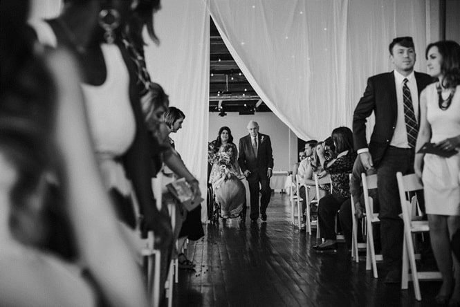 Mulher paralisada surpreende ao se levantar para andar pelo corredor durante seu casamento