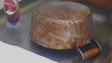 Aprenda a limpar panelas utilizando o ketchup