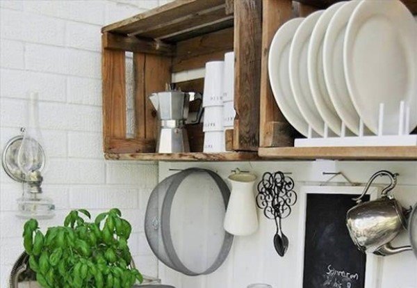 1750699338 46 armarios de cozinha feitos de caixote de madeira como-usar-caixotes-de-madeiras-na-cozinha