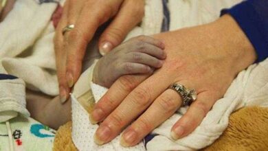 Ele segurou na mão da mãe para se despedir. Mas algo acontece após esse gesto