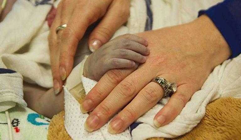 Ele segurou na mão da mãe para se despedir. Mas algo acontece após esse gesto