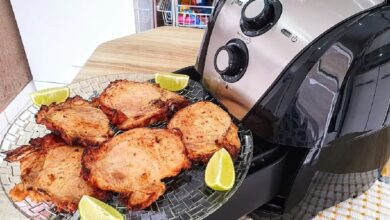 Bisteca suína muito suculenta feita na air fryer sem sujeira de gordura no seu fogão