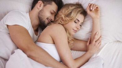 Ficar agarradinho com seu amor melhora a relação, reduz ansiedade e faz bem a saúde