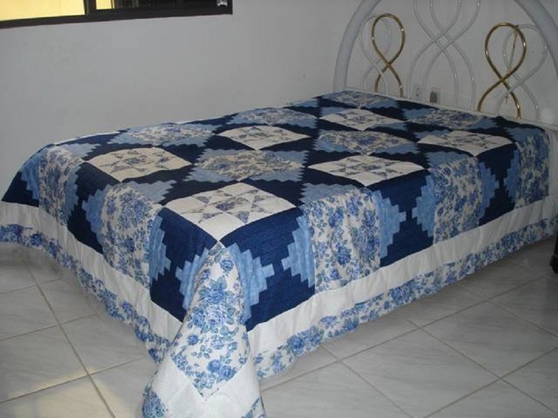 colcha com retalhos azul