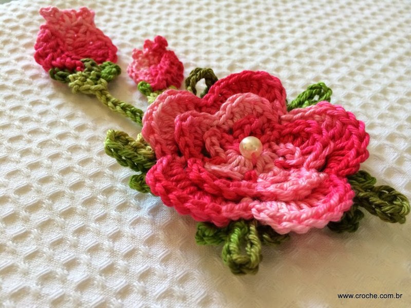 flor de croche com pedraria