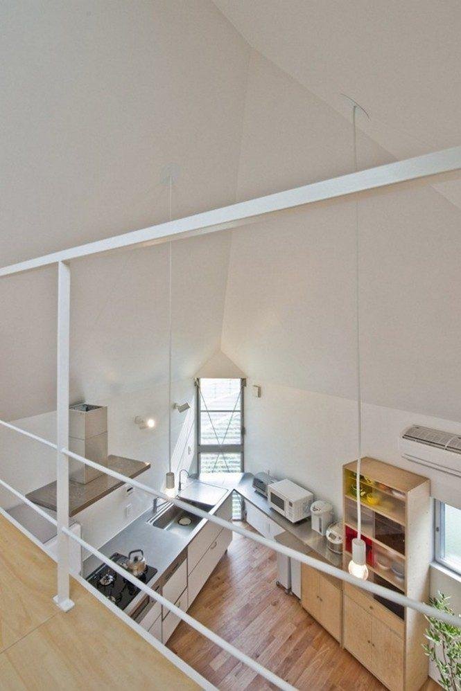 Casa minúscula em formato triangular esconde interior impressionante sa