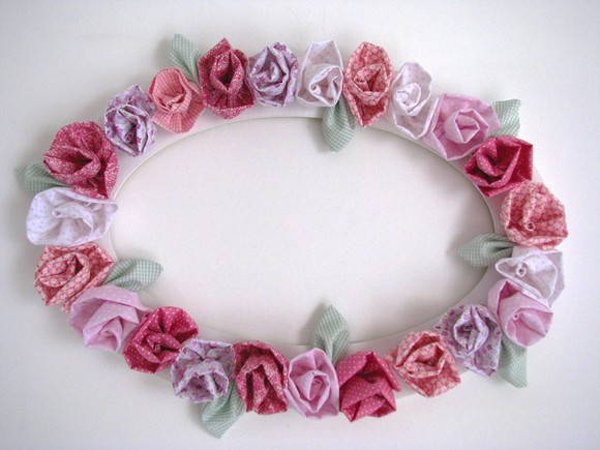 moldura decorada com flor de tecido