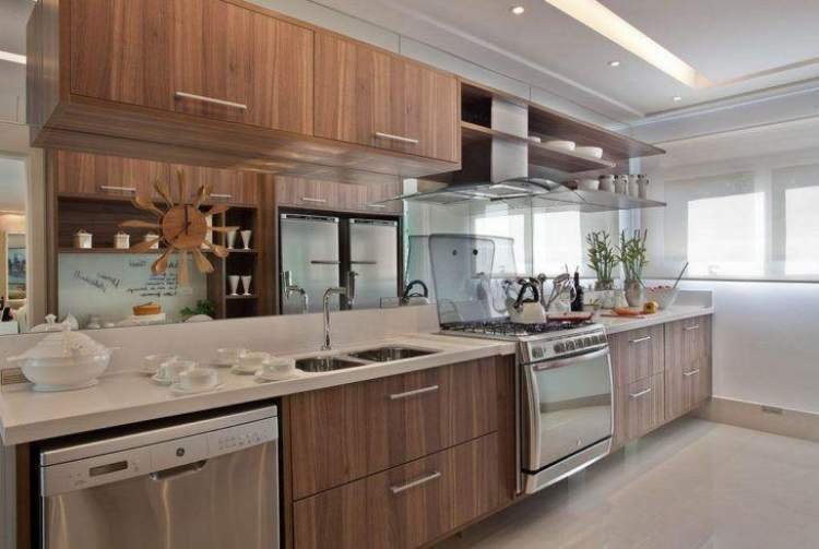 Cozinhas com armários de madeira