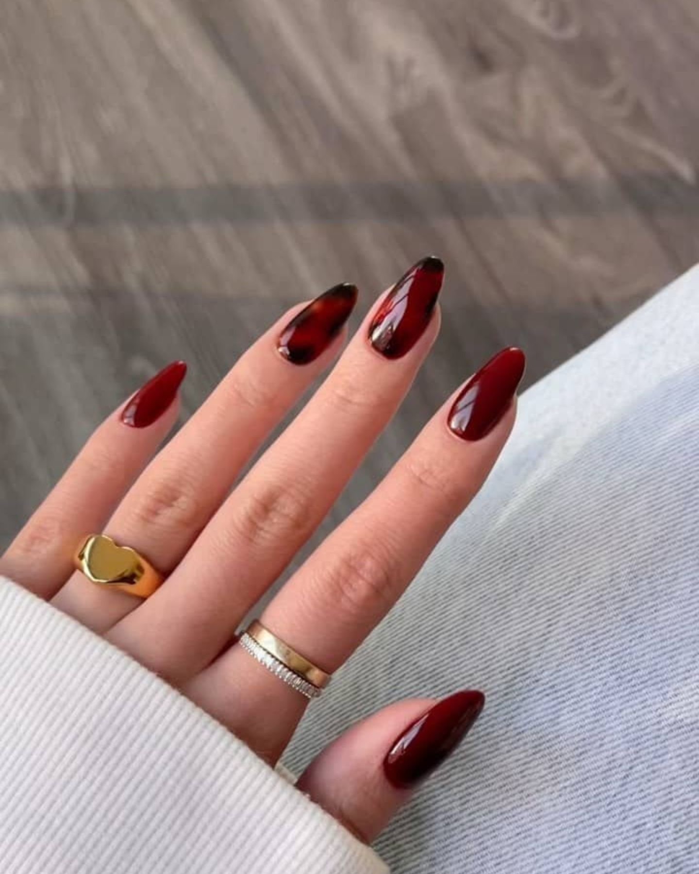 1750787412 487 unhas de vinho 7 ideias para dar um toque Unhas com efeito tartaruga vermelho vinho