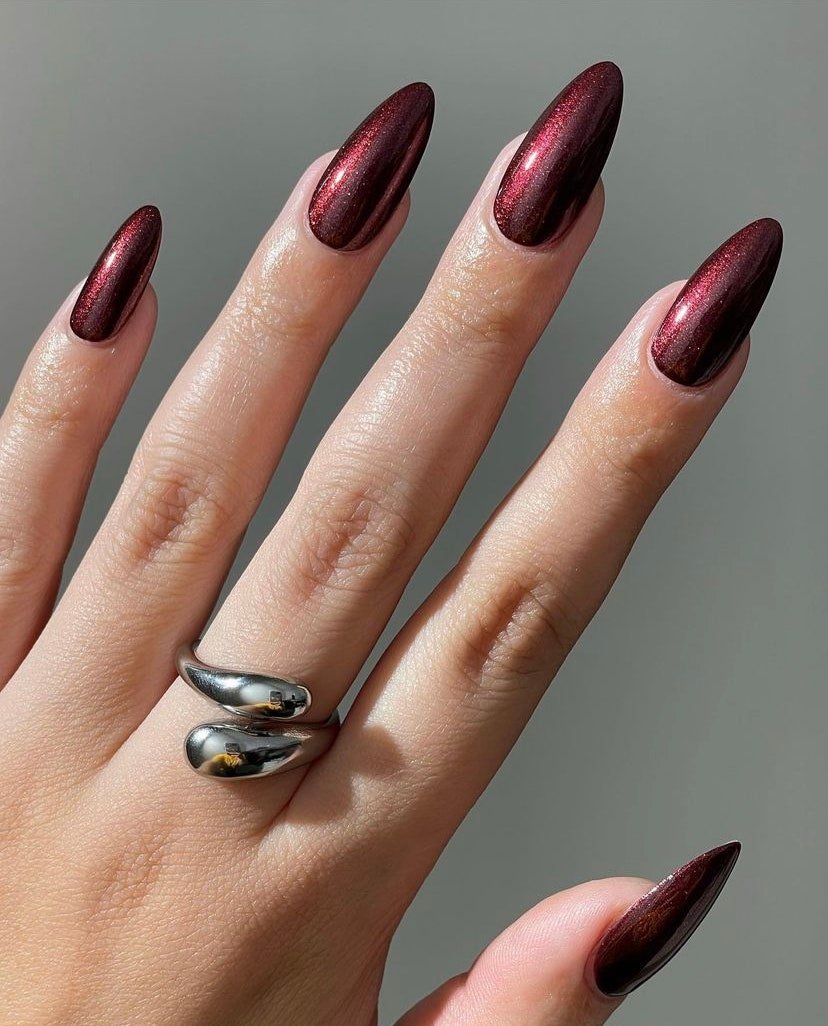 Vinho tinto unhas com brilho metálico