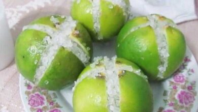 1750807449 corte limoes em 4 pedacos salgue os e coloque na cozinha Corte limões em 4 pedaços, salgue-os e coloque na cozinha. Tenho certeza que você vai se surpreender