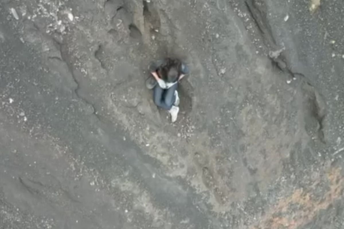 Juliana Marins escorregou e caiu a 300 metros de onde o grupo estava na trilha de vulcão – Foto: Reprodução