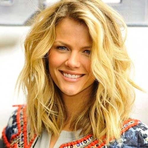 1750979554 588 8 modelos de cortes para cabelos ondulados modelo corte repicado médio